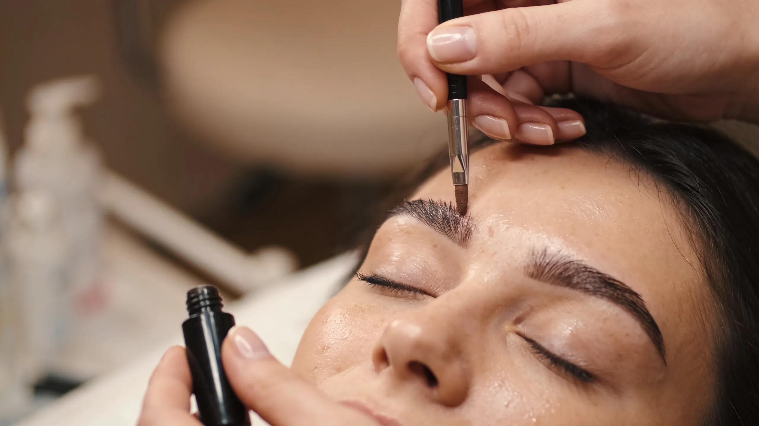 A501f9da 9091 4021 A2bc 1ee9f4ee019a Webp Women Receiving Powder Brow Application Focusing On Techniques Suitable For Oily Skin